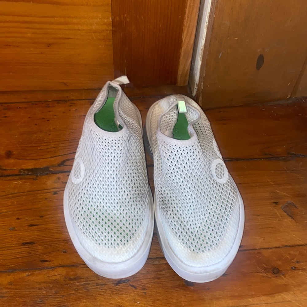OOFOS HIGHLY SUPPORTIVE CUTE WHITE SHOES - LIGHTLY WORN